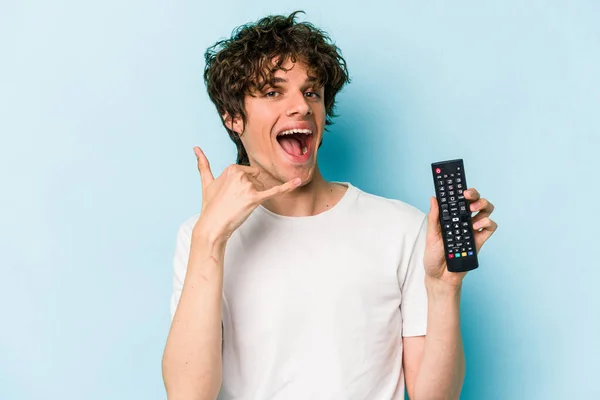 Young Caucasian Man Holding Controller Isolated Blue Background Showing Mobile — 스톡 사진
