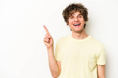 Beyaz arka planda izole edilmiş beyaz tenli genç bir adam bir numarayı parmağıyla gösteriyor..