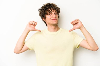 Beyaz arka planda izole edilmiş genç beyaz adam gururlu ve kendinden emin hissediyor, örnek olarak..