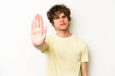 Beyaz arka planda izole edilmiş genç beyaz bir adam elini uzatmış, dur işareti göstererek seni engelliyor..