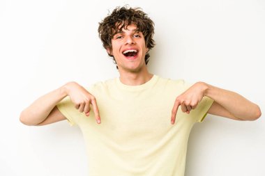 Beyaz arka planda izole edilmiş genç beyaz bir adam parmakları aşağıda, olumlu bir his var..