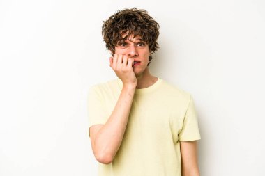 Beyaz arka planda izole edilmiş, tırnak yiyen, gergin ve endişeli genç bir beyaz adam..