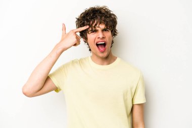 Beyaz arka planda izole edilmiş genç beyaz bir adam işaret parmağıyla hayal kırıklığı jesti gösteriyor..