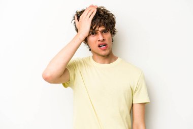 Beyaz arka planda izole genç beyaz adam şok, o önemli bir toplantı hatırladı.