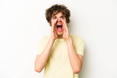 Beyaz arka planda izole edilmiş beyaz bir adam heyecanlı bir şekilde bağırıyor..