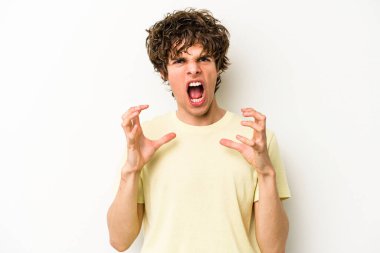 Beyaz arka planda izole edilmiş genç beyaz bir adam öfkeyle bağırıyor..