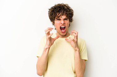 Beyaz arka planda izole edilmiş genç beyaz adam gergin elleriyle çığlık atıyor..