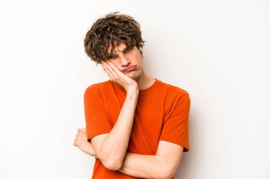 Beyaz arka planda izole edilmiş, sıkılmış, yorgun ve dinlenmeye ihtiyacı olan genç beyaz bir adam..
