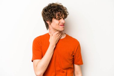 Beyaz arka planda izole edilmiş genç beyaz bir adam virüs veya enfeksiyon yüzünden boğazında ağrı hissediyor..