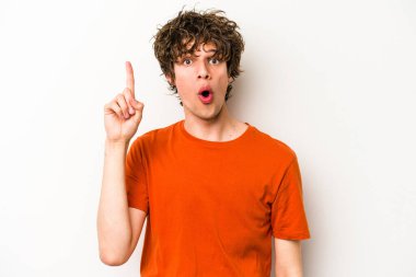 Beyaz arka planda izole genç beyaz adam bir fikri, ilham konsepti var.