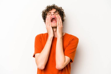 Beyaz arka planda ağlayan ve sızlanan beyaz tenli genç bir adam var..