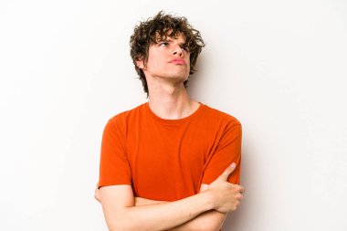 Beyaz arka planda izole genç beyaz adam tekrarlanan bir görevden yoruldu.