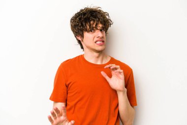 Beyaz arka planda izole edilmiş genç beyaz bir adam tiksinti belirtisi gösteren birini reddediyor..