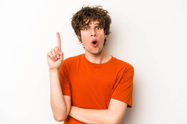 Beyaz arka planda izole edilmiş beyaz bir genç adam, yaratıcılık kavramı, harika bir fikre sahip..