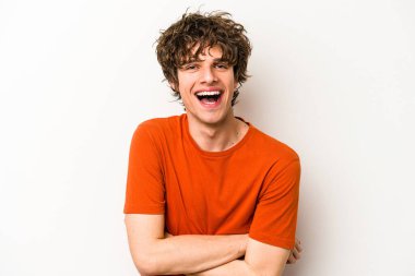 Beyaz arka planda izole genç beyaz adam gülüyor ve eğleniyor..