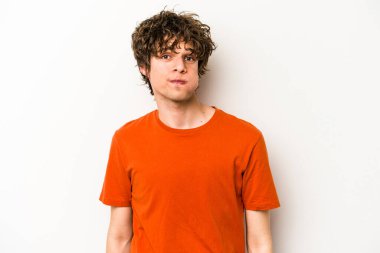 Beyaz arka planda izole olmuş beyaz tenli genç adamın yanakları şişer, yorgun bir ifadesi vardır. Yüz ifadesi kavramı.