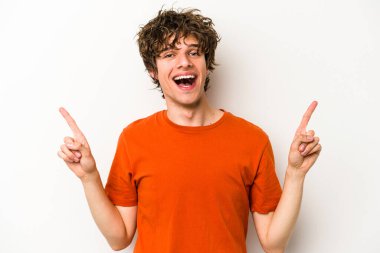 Beyaz arka planda izole genç beyaz adam işaret iki ön parmakları boş bir boşluk gösteren.