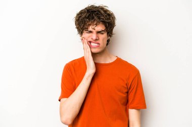 Beyaz arka planda izole genç beyaz adam güçlü bir diş ağrısı, azıdişi ağrısı var..