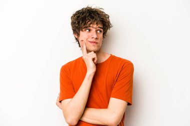 Beyaz arka planda izole edilmiş genç beyaz bir adam bir strateji planlıyor, bir iş yolu düşünüyor..