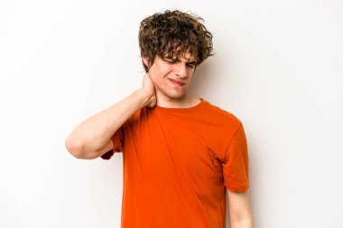 Beyaz arka planda izole olmuş genç beyaz bir adam stresten dolayı boynu ağrıyor, masaj yapıyor ve elle dokunuyor..