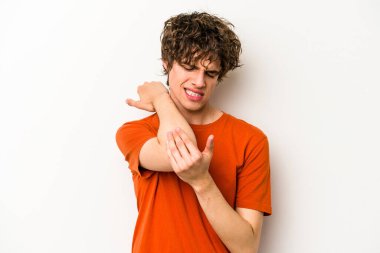 Beyaz arka planda izole edilmiş beyaz tenli genç bir adam kötü bir hareketin ardından acı çekiyor..