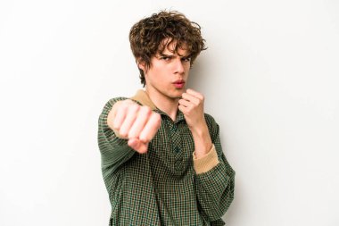 Beyaz arka planda izole olmuş genç beyaz bir adam bir tartışma yüzünden yumruk atıyor, sinirleniyor, kavga ediyor, boks yapıyor..