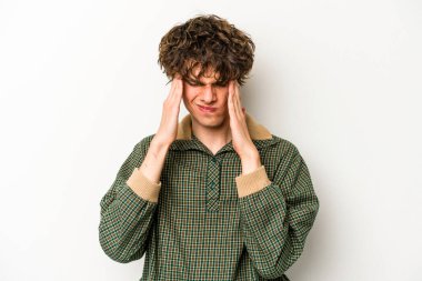 Beyaz arka planda izole edilmiş genç beyaz bir adam tapınaklara dokunuyor ve başı ağrıyor..