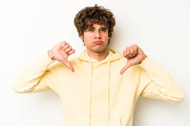 Beyaz arka planda izole edilmiş genç beyaz bir adam hoşlanmadığı bir jest yapıyor, kabul etmiyor. Anlaşmazlık konsepti.