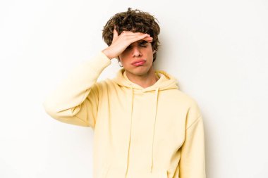 Beyaz arka planda izole edilmiş genç beyaz bir adam tapınaklara dokunuyor ve başı ağrıyor..