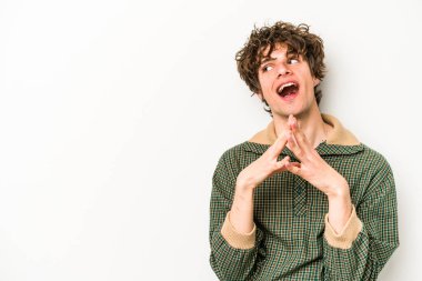 Kafkasyalı genç bir adam beyaz arka planda izole edildi. Aklında bir plan oluşturdu..