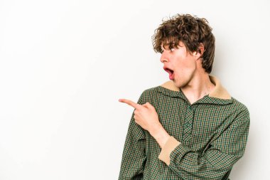 Beyaz arka planda izole genç beyaz adam parmak uzakta, gülüyor ve kaygısız.
