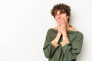 Beyaz arka planda izole edilmiş beyaz tenli genç adam ağzını eliyle kapatan bir fotokopi odasına bakıyor..