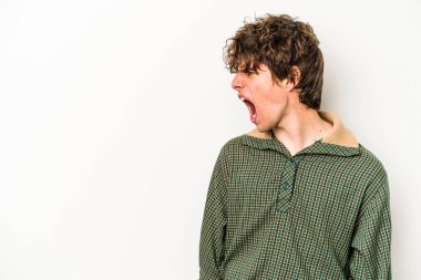 Beyaz arka planda izole genç beyaz adam çok kızgın, öfke kavramı bağırıyor, hayal kırıklığına uğramış.