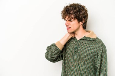 Beyaz arka planda izole edilmiş genç beyaz bir adam kafasının arkasına dokunuyor, düşünüyor ve bir seçim yapıyor..