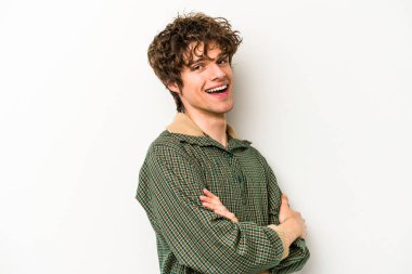 Beyaz arka planda izole edilmiş genç beyaz adam mutlu, güler yüzlü ve neşeli..