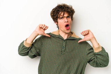 Beyaz arka planda izole edilmiş genç beyaz adam gururlu ve kendinden emin hissediyor, örnek olarak..