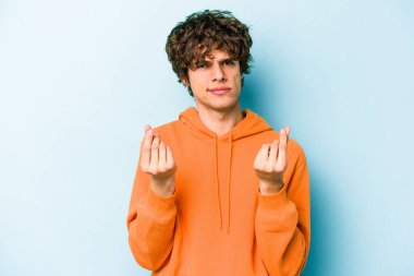 Kafkasyalı genç adam mavi arka planda izole edilmiş..