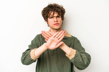 Beyaz arka planda izole edilmiş genç beyaz bir adam elini uzatmış, dur işareti göstererek seni engelliyor..