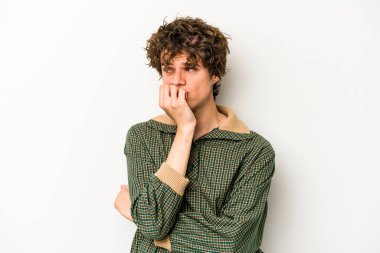 Beyaz arka planda izole edilmiş, tırnak yiyen, gergin ve endişeli genç bir beyaz adam..