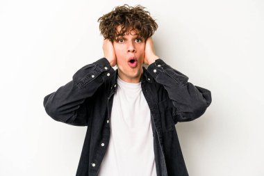 Beyaz arka planda izole genç beyaz adam şok, o önemli bir toplantı hatırladı.