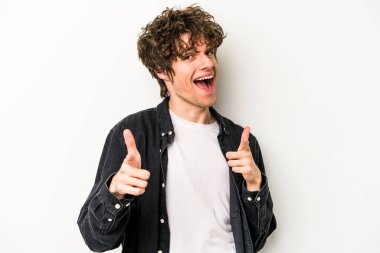 Beyaz arka planda soyutlanmış beyaz tenli genç adam öne bakan neşeli gülümsemeler..