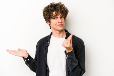 Beyaz arka planda izole genç beyaz adam onun hiç parası olmadığını gösteriyor.