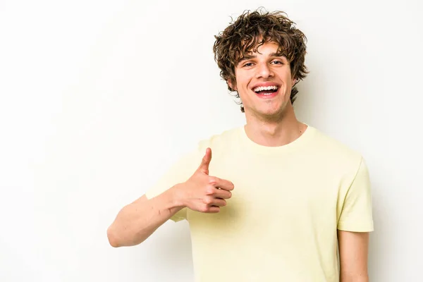 Jovem Caucasiano Isolado Fundo Branco Sorrindo Levantando Polegar — Fotografia de Stock