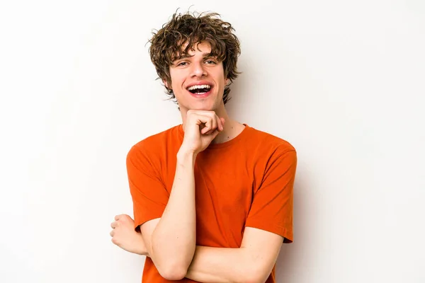 Νεαρός Καυκάσιος Άνδρας Απομονωμένος Λευκό Φόντο Χαμογελώντας Χαρούμενος Και Αυτοπεποίθηση — Φωτογραφία Αρχείου