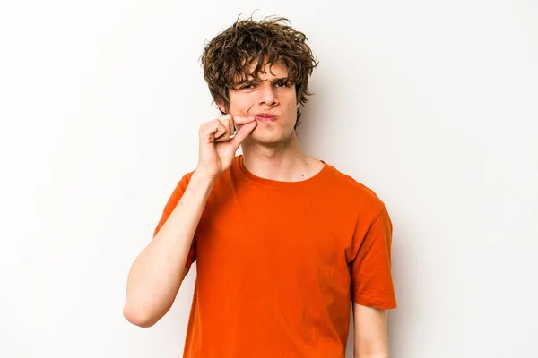 Νεαρός Καυκάσιος Άνδρας Απομονωμένος Λευκό Φόντο Δάχτυλα Στα Χείλη Κρατώντας — Φωτογραφία Αρχείου