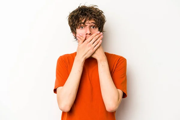 Νεαρός Καυκάσιος Άνδρας Απομονωμένος Λευκό Φόντο Που Καλύπτει Στόμα Χέρια — Φωτογραφία Αρχείου