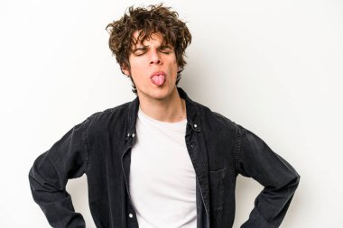 Beyaz arka planda izole edilmiş genç beyaz bir adam. Komik ve dost canlısı bir dil uzatıyor..