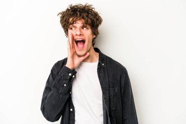 Beyaz arka planda izole edilmiş beyaz bir adam heyecanlı bir şekilde bağırıyor..