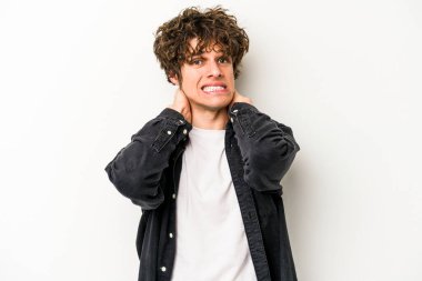 Beyaz arka planda izole edilmiş genç beyaz bir adam öfkeyle bağırıyor..