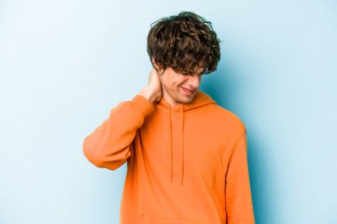 Kafkasyalı genç bir adam mavi arka planda izole edilmiş. Durağan yaşam tarzından dolayı boyun ağrısı çekiyor..